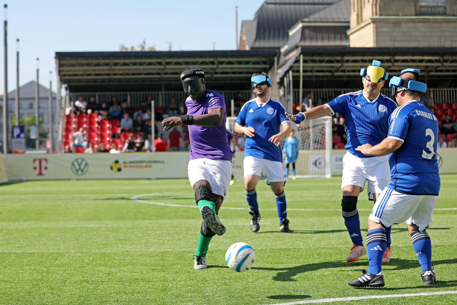 Der Wiener Spieler Asmin Traore (links im Bild) versucht gegen den FC Schalke 04 zum erfolgreichen Torabschluss zukommen. Mehrere Spieler wollen ihn am Treffer hindern. Foto: Carsten Kobow.