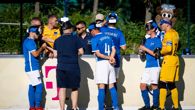 Die Mannschaft von Hertha BSC steht bei der Teambesprechung an der Seitenbande. In dieser Saison werden die Berliner wieder an der Bundesliga teilnehmen. Foto: Carsten Kobow