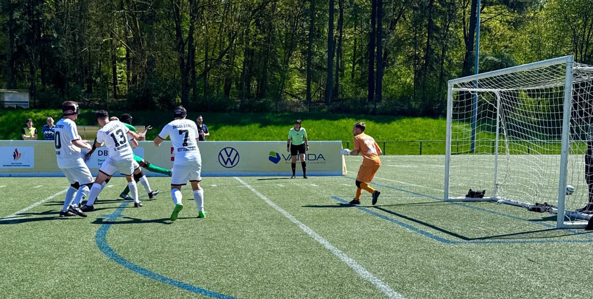 Asmin Traore erzielte alle Tore beim 4:1-Erfolg seiner Wiener gegen den FC Ingolstadt 04. Auf dem Foto zielt er mit dem linken Fuß auf das Ingolstädter Tor und markiert damit einer seiner vier Treffer. Foto: Jonas Bargmann
