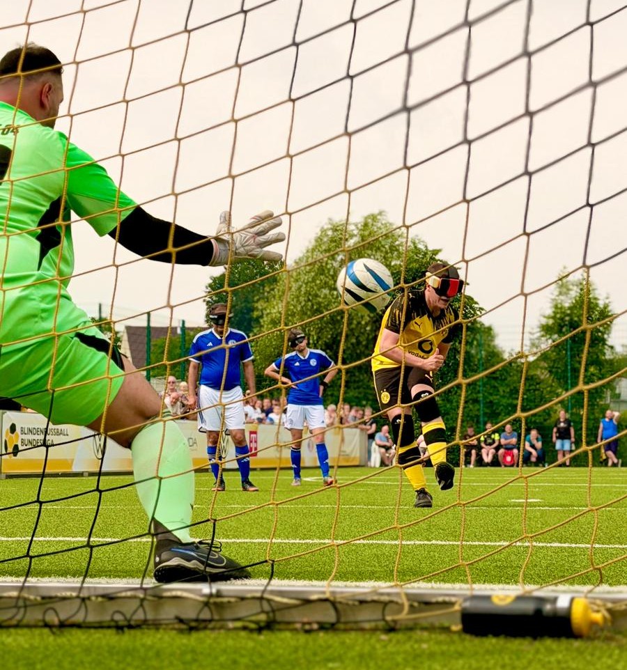 Jonathan Tönsing versucht, seinen Sechsmeter gegen den FC Schalke 04 zu verwandeln. Foto: Bargmann