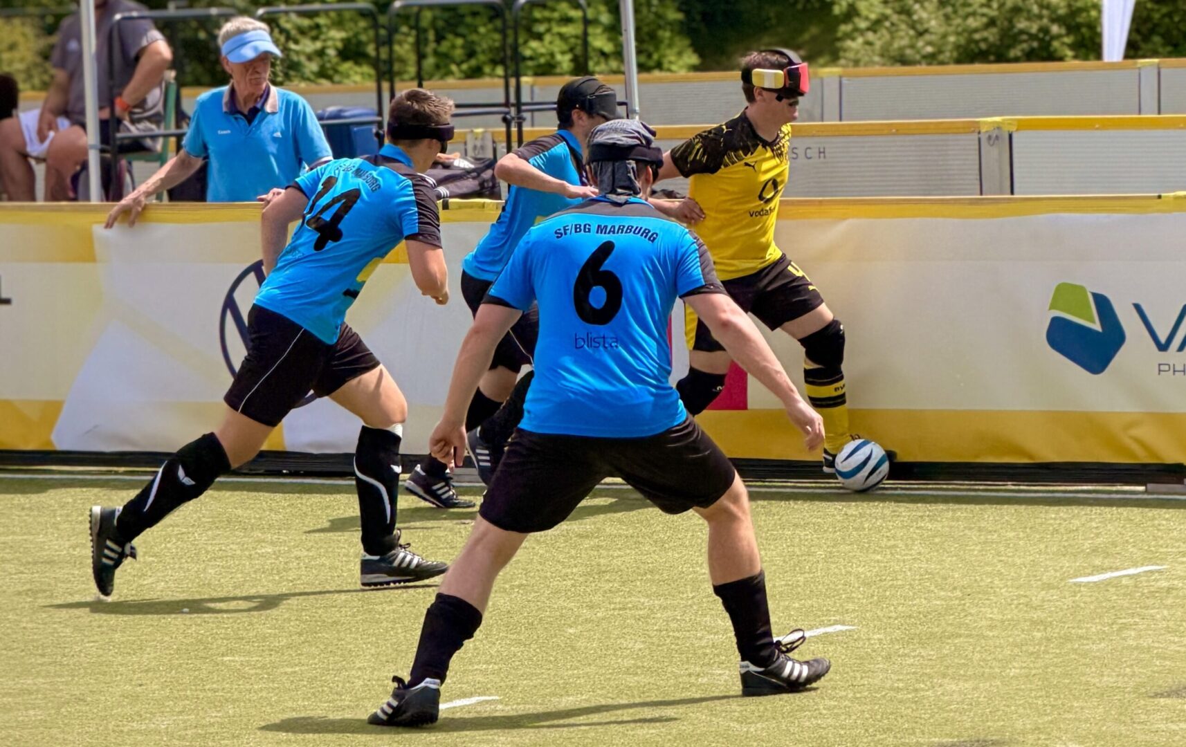 Kein Durchkommen für Dortmunds Jonathan Tönsing (schwarzgelbes Trikot) gegen die SF BG Blista Marburg. Foto: Bargmann