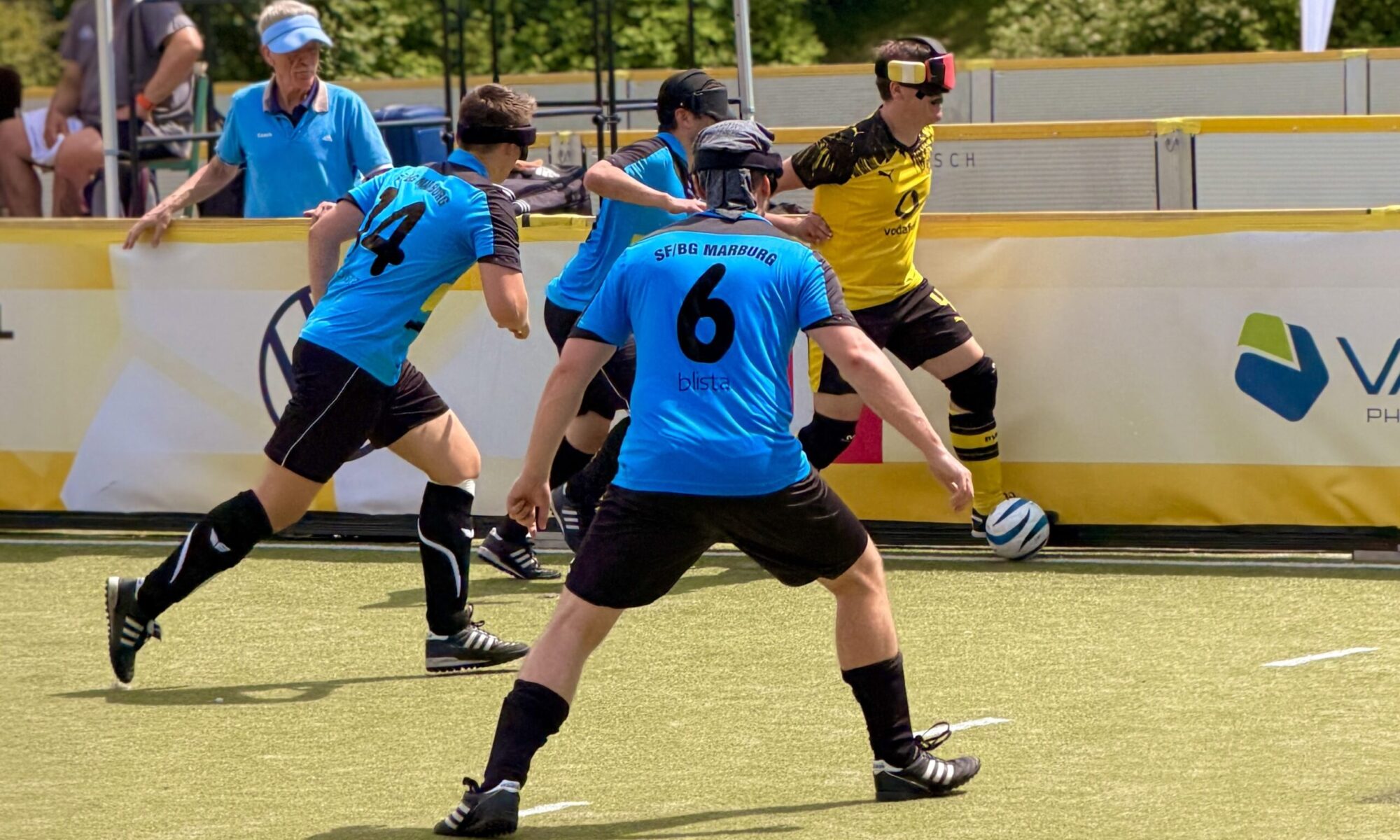 Kein Durchkommen für Dortmunds Jonathan Tönsing (schwarzgelbes Trikot) gegen die SF BG Blista Marburg. Foto: Bargmann