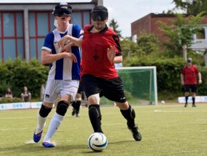 Alican Pektas (rotes Trikot) im Duell mit Herthas Emilio Eichler. Foto: Bargmann