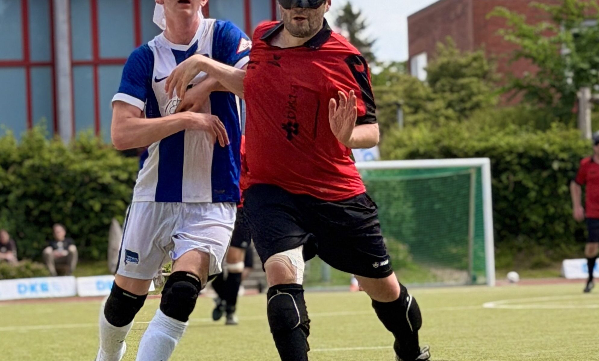 Alican Pektas (rotes Trikot) im Duell mit Herthas Emilio Eichler. Foto: Bargmann